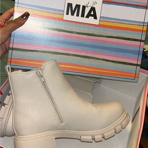 Mia Kids